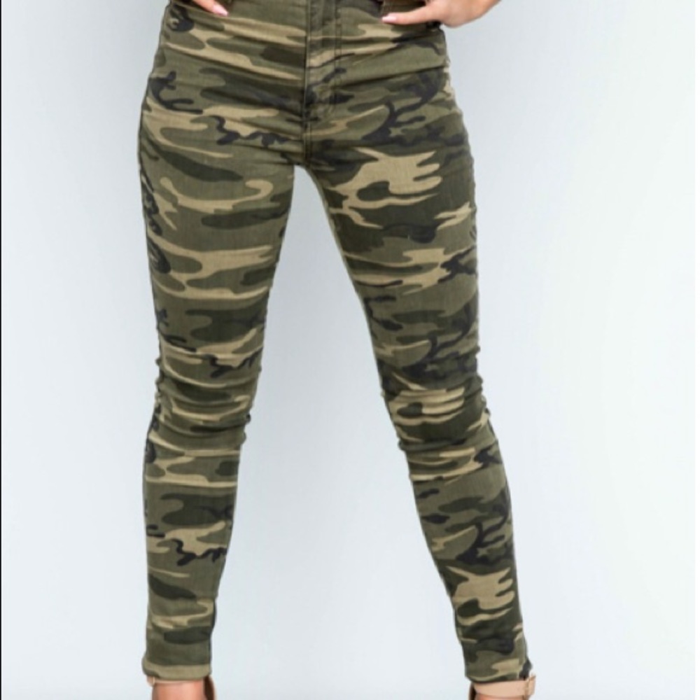 NWT high waisted camo pants size 9/28
